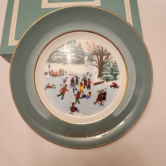 Avon Other - Avon Christmas Plate 1975 Skaters on the Pond